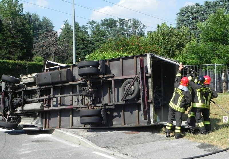 Il camion ribaltato a Biassono in via Madonna delle nevi