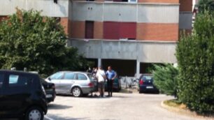 I carabinieri nel cortile delle case Aler di via Marsala