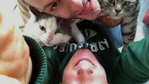 Marco e Giuliano con i loro gatti, uccisi col veleno.