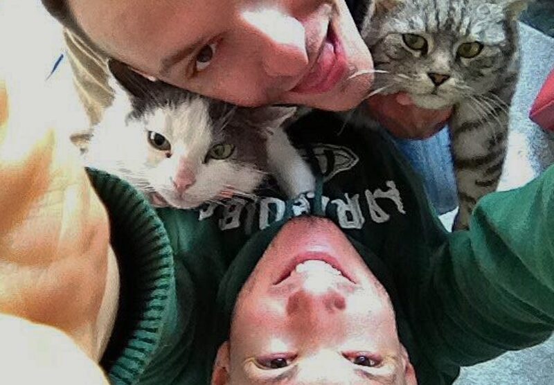 Marco e Giuliano con i loro gatti, uccisi col veleno.