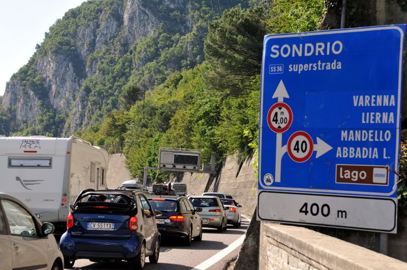 Code sulla SS 36 verso nord: è partito il primo esodo estivo