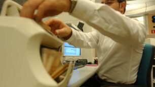 Al lavoro in una banca