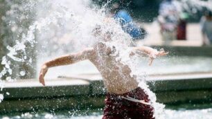 C’è chi cerca refrigerio con un bel bagno in una fontana