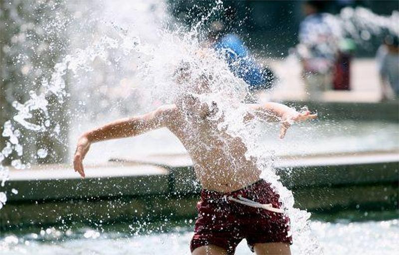 C’è chi cerca refrigerio con un bel bagno in una fontana