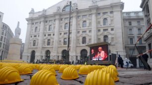 La protesta dell’edilizia in piazza Affari a Milano