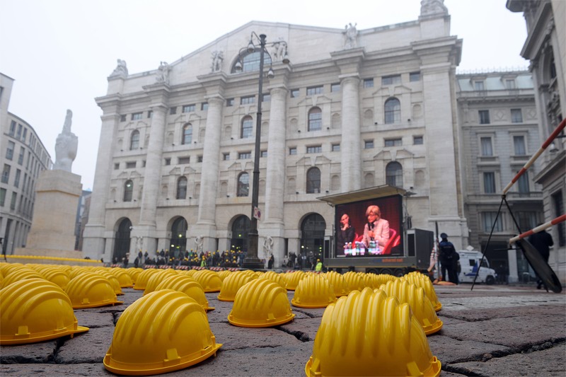 La protesta dell’edilizia in piazza Affari a Milano