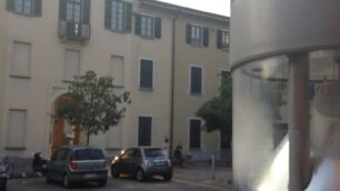 A destra, uno dei lampioni danneggiati dai vandali.