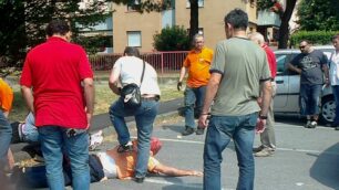 Lissone, un rapinatore immobilizzato a terra