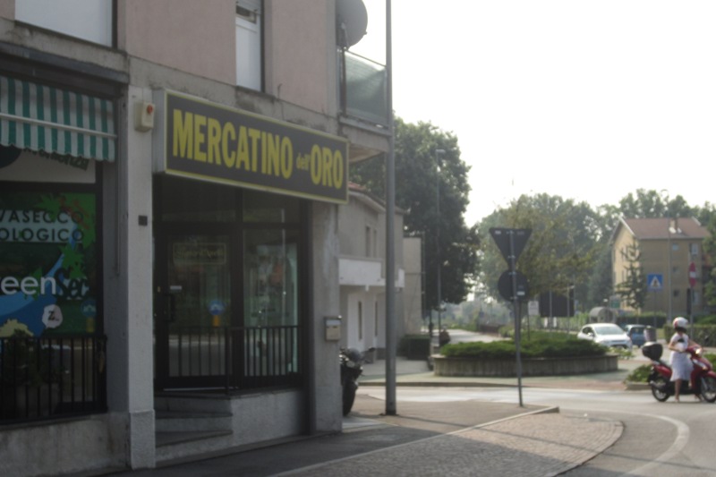 Sulla sinistra, il negozio per il quale è scattato l’allarme rapina