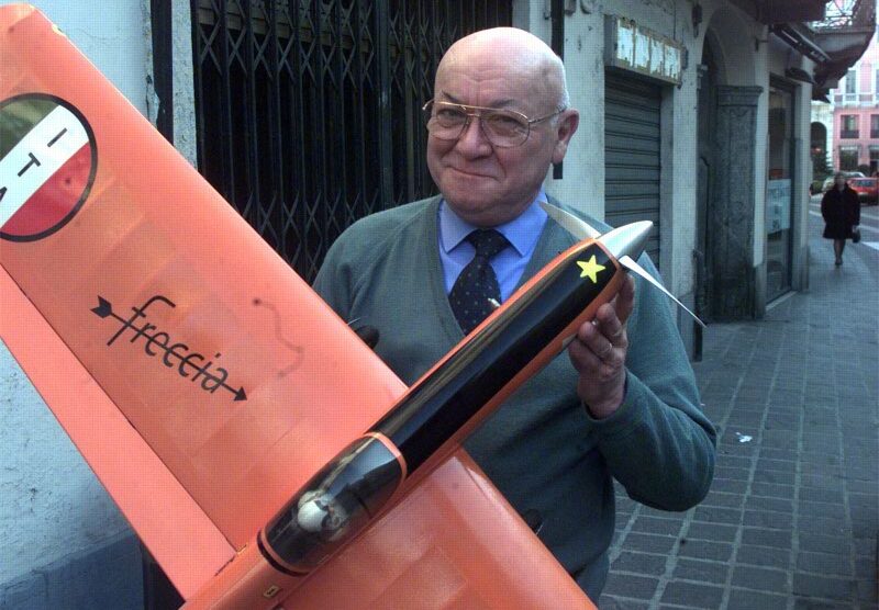 Luciano Compostella con uno dei suoi aeromodelli, la sua passione