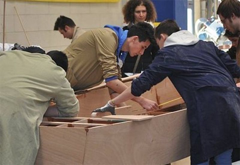 Alcuni giovani al laavoro