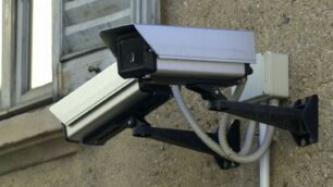Una telecamera di videosorveglianza