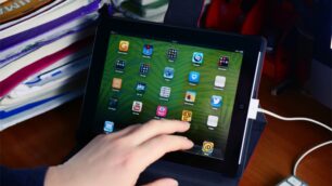 Ladri fuggiti con un furgone carico di oltre 500 i-pad.
