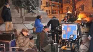 Il regista Giuseppe Tornatore si riscalda con una bevanda durante una pausa dello sport registrato a Seregno