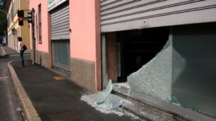 La vetrina della pizzeria “Da Aldo 3” infranta con una mazzata