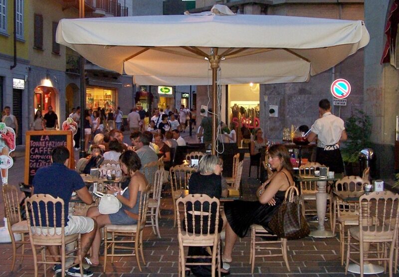 I tavolini esterni de La Torrefazione di corso del Popolo negozi aperti giovedì sera.