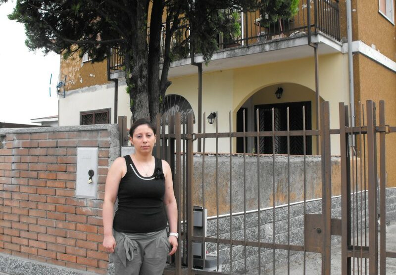 Tiziana Giammona davanti alla casa comprata all’asta.