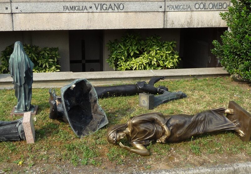 Vandali in azione al cimitero di Robbiano.