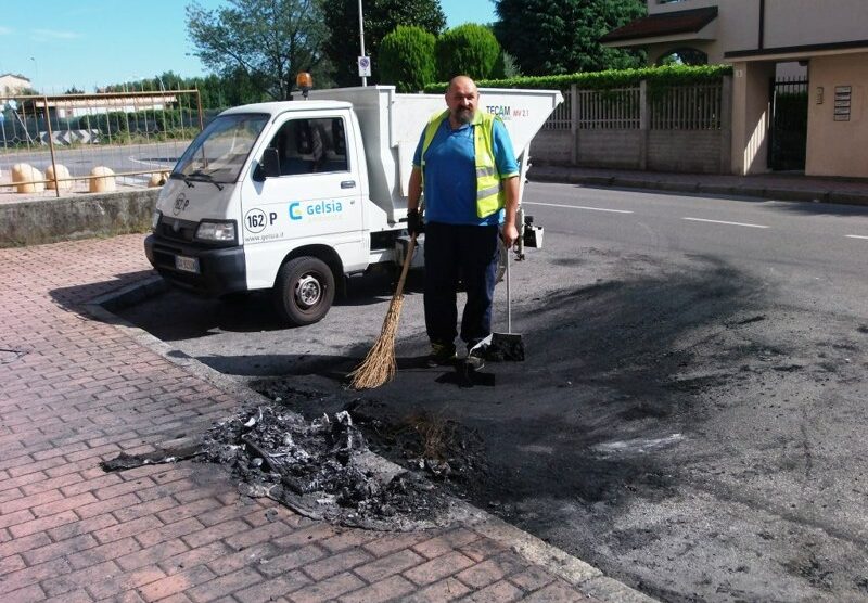 La zona dove è stata bruciata l’auto