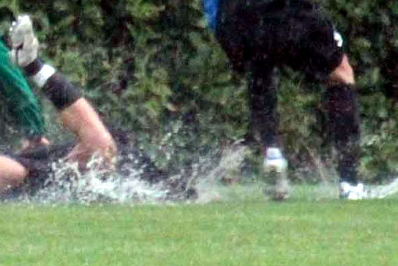 Partita di calcio sotto l’acqua