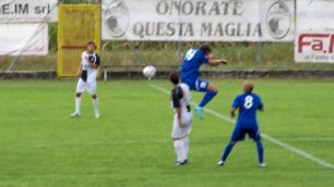 Calcio, lo stacco di Maicol Edinson Cavalcante di Seregno
