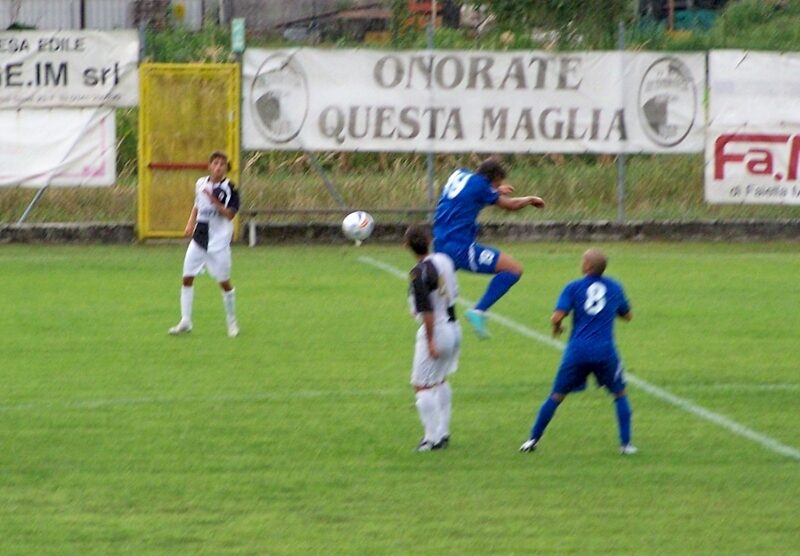 Calcio, lo stacco di Maicol Edinson Cavalcante di Seregno