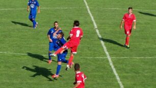 Calcio, contrasto Comi-Leoni nella sfida di Coppa Italia tra Seregno e Palazzolo
