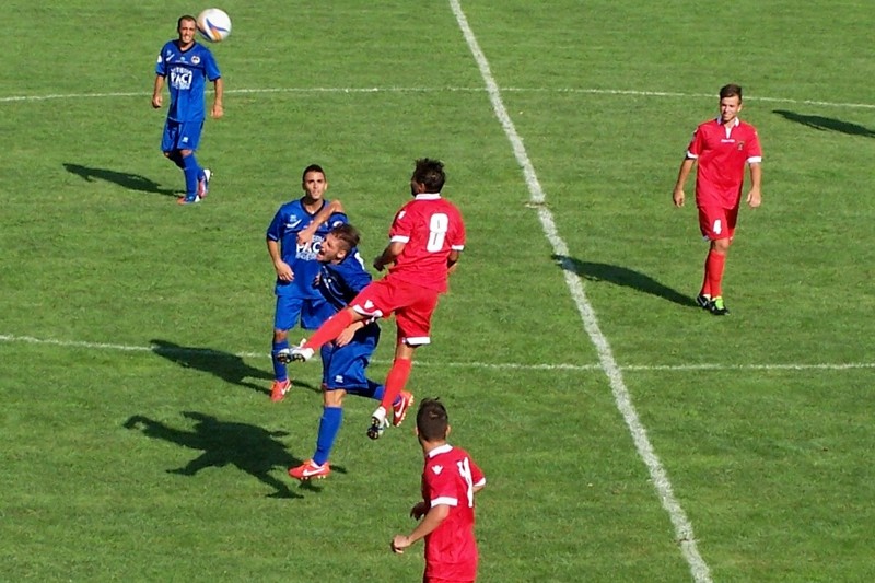 Calcio, contrasto Comi-Leoni nella sfida di Coppa Italia tra Seregno e Palazzolo