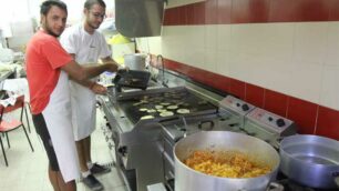 C’è anche chi fa il proprio servizio in cucina
