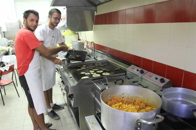 C’è anche chi fa il proprio servizio in cucina