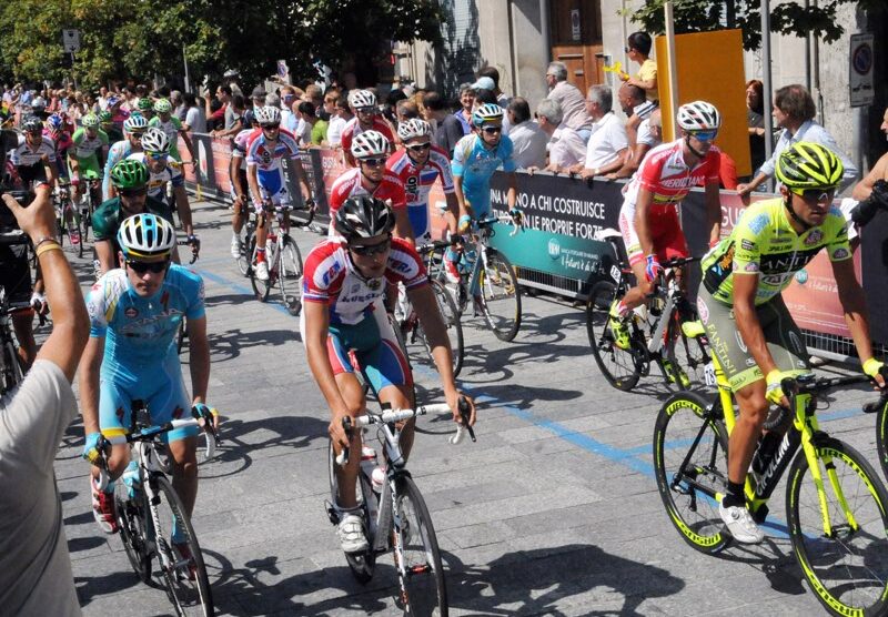 Ciclismo, la partenza della Coppa Agostoni a Lissone