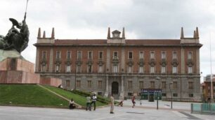 Il municipio di Monza visto da piazza Trento e Trieste