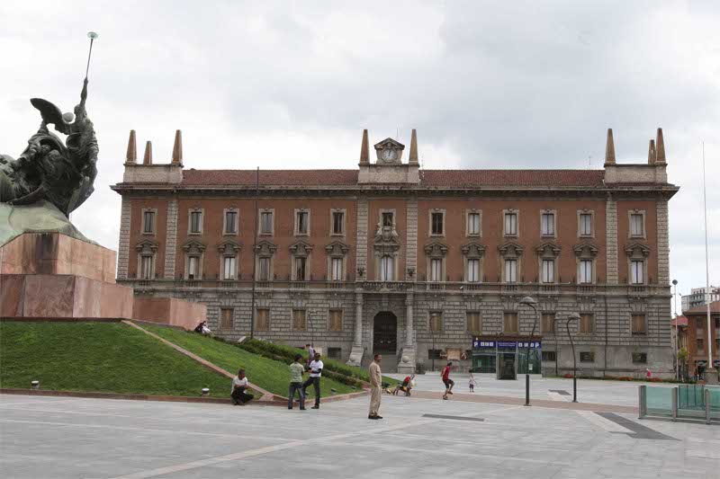 Il municipio di Monza visto da piazza Trento e Trieste