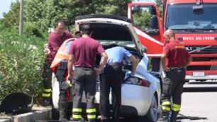 Vigili del fuoco e carabinieri sul luogo dell’incidente