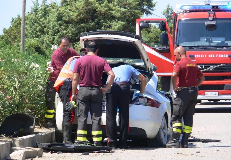 Vigili del fuoco e carabinieri sul luogo dell’incidente