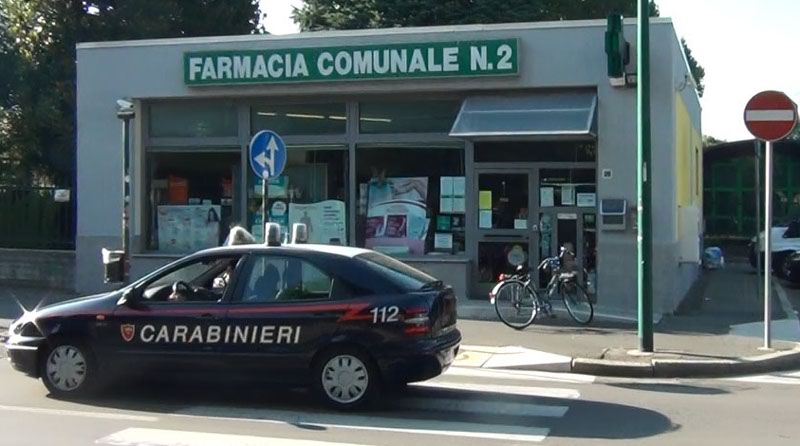 I carabinieri davanti ad una delle farmacie rapinate.