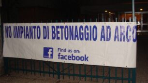 Un cartello contro l’impianto di betonaggio