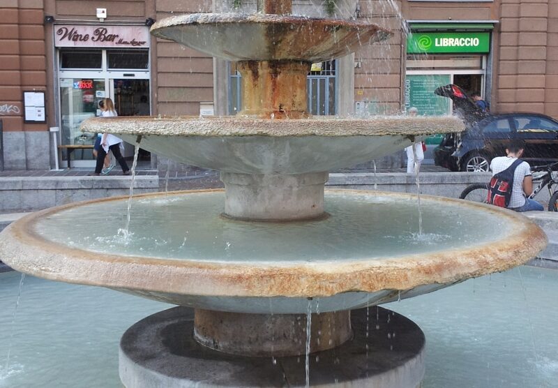 Come appariva la fontana di Piazza Indipendenza ieri pomeriggio, venerdì