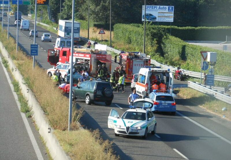 I soccorsi dopo il ribaltamento