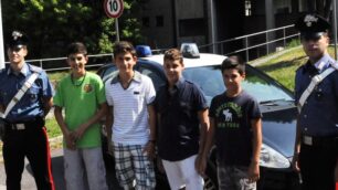I quattro ragazzi che hanno restituito il portafoglio.