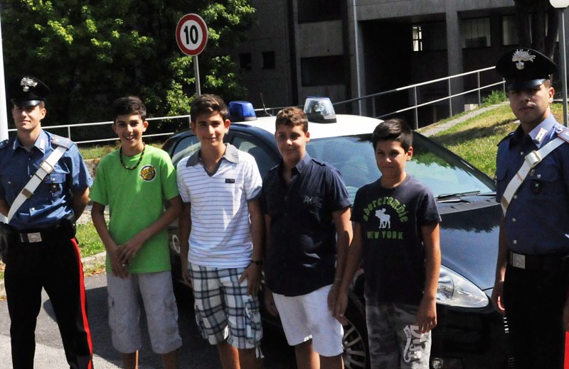 I quattro ragazzi che hanno restituito il portafoglio.