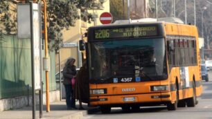 Un bus in servizio nei pressi dell’ospedale