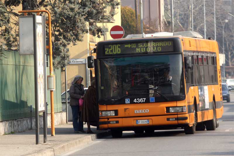 Un bus in servizio nei pressi dell’ospedale