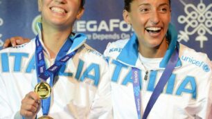 Scherma, Arianna Errigo con Elisa Di Francisca e la medaglia d’oro dei Mondiali di fioretto nella gara individuale (foto dalla pagina Facebook di Federscherma)