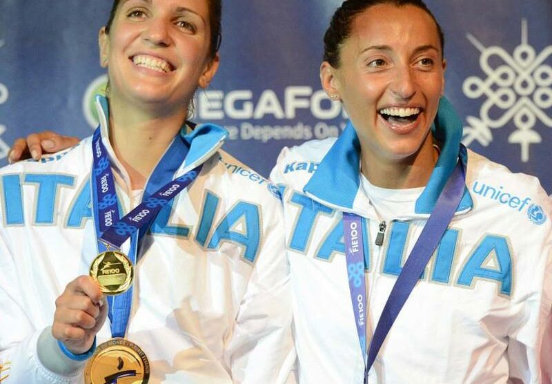 Scherma, Arianna Errigo con Elisa Di Francisca e la medaglia d’oro dei Mondiali di fioretto nella gara individuale (foto dalla pagina Facebook di Federscherma)