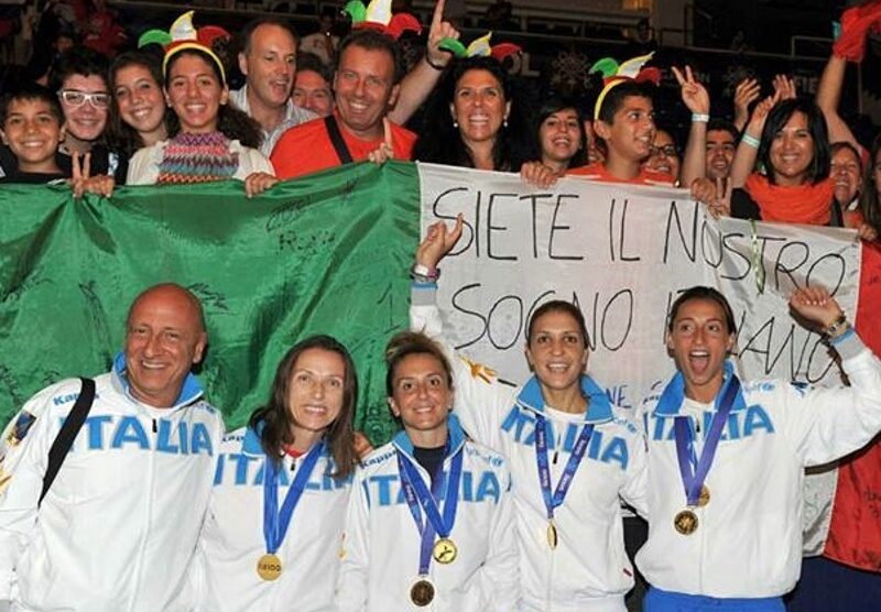 Scherma, la festa del Dream Team ai Mondiali di fioretto: il ct Andrea Cipressa, Valentina Vezzali, Elisa Di Francisca, Arianna Errigo, Carolina Erba (foto di Augusto Bizzi/Federscherma)