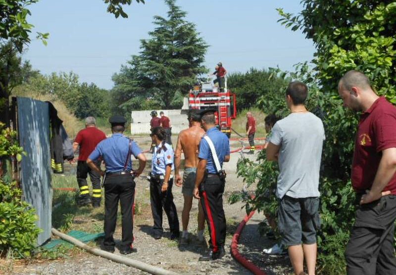 Lo spegnimento dell'incendio a Nova Milanese