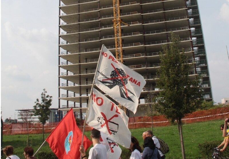 Desio: la manifestazione contro Pedemontana mentre passa  davanti al grattacielo