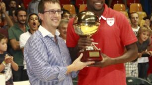 Basket Trofeo Lombardia Desio 2012: il sindaco Roberto Corti premia Ebi Ere (Varese)
