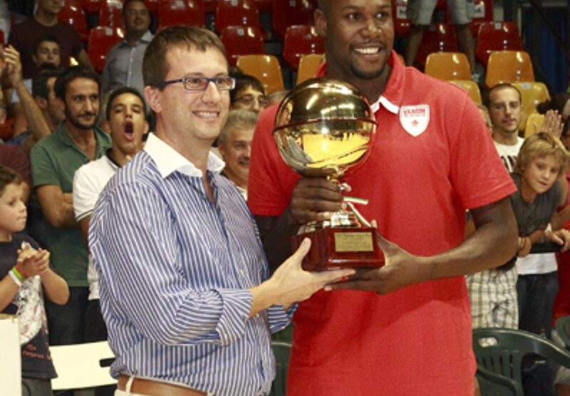 Basket Trofeo Lombardia Desio 2012: il sindaco Roberto Corti premia Ebi Ere (Varese)